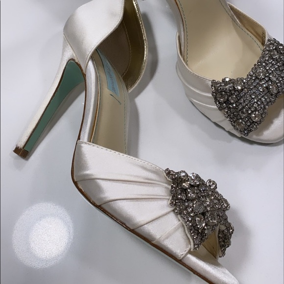 Pearl sayin embellished bow - Picture 2 of 3